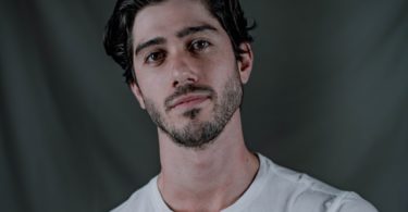 man in white crew neck t-shirt