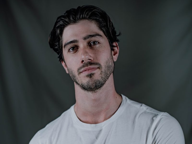 man in white crew neck t-shirt